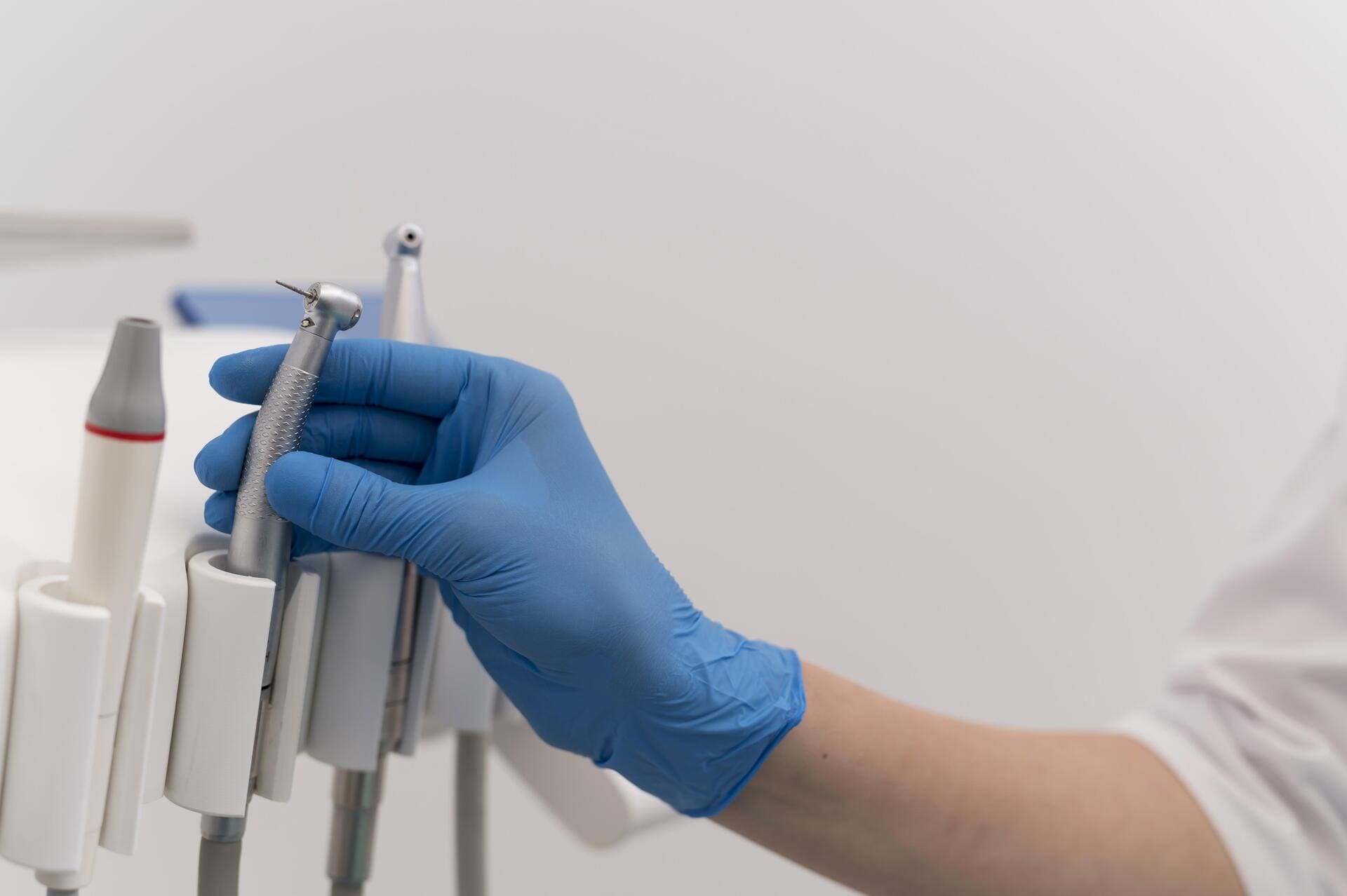 ortodontista-com-luva-de-latex-manuseando-equipamentos-odontologicos (1)